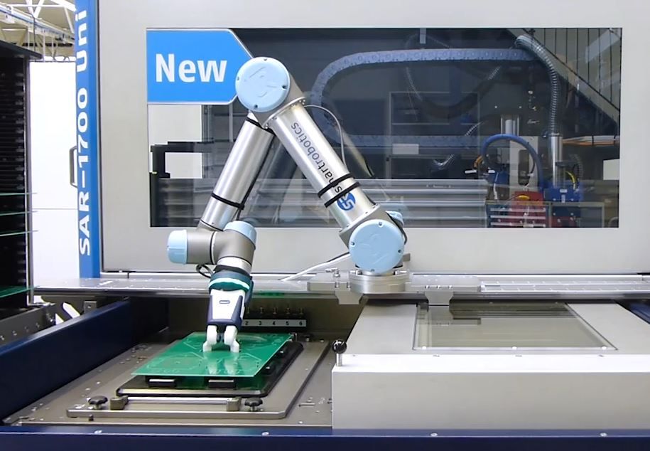  SAR-1700 wird ein Roboterarm mit einem SCHUNK Co-act Greifer EGP-C 